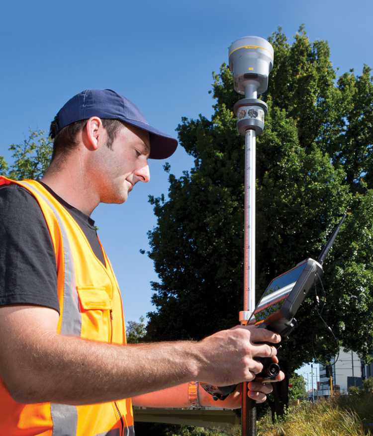 Trimble R10 GNSS System with Trimble TSC3 Field Controller